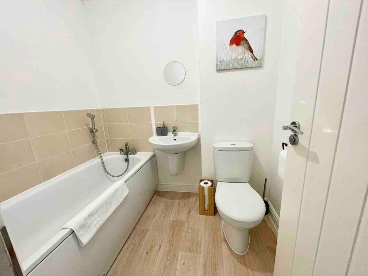 Great Home In Lovely Area With Parking, Sleeps 6 Folkestone Eksteriør bilde