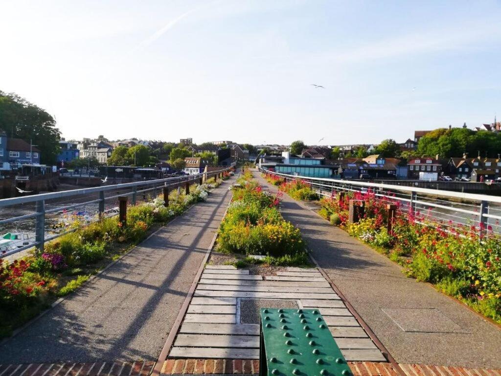 Great Home In Lovely Area With Parking, Sleeps 6 Folkestone Eksteriør bilde